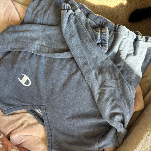 Champion sweatshirt with v neck and slight crop - Picture 3 of 4